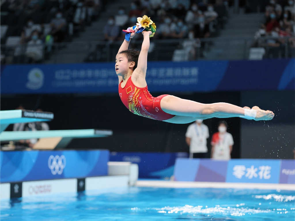 跳水世界杯中国豪取九金,全红婵贴心指导小选手合影踮脚 跳水世界杯中国豪取九金,全红婵贴心指导小选手合影踮脚